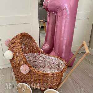 wózek wiklinowy dla lalek z pościelą i pomponami natural pokój dziewczynki