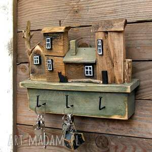 drewniany wieszaczek na klucze - listopad małe domki z drewna, dekoracje