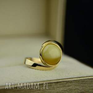 złoty pierścionek z mlecznym bursztynem złoto 585