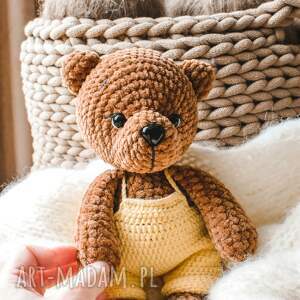 Prezent pluszowy, brązowy przytulanka, w spodenkach, miś