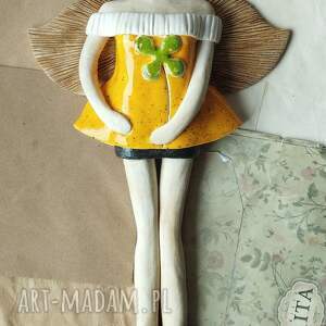 ręczne wykonanie ceramika anioł z koniczyną szafranowy