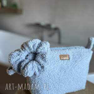 prezent pod choinkę Niebieska kosmetyczka z miękkiego baranka gumka