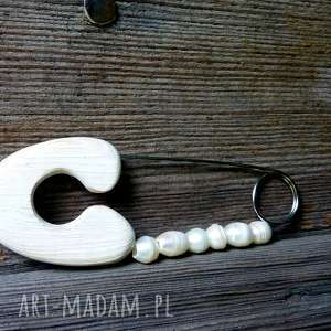 handmade broszki broszka agrafka z białymi perłami