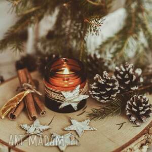 handmade pomysły na upominki świąteczne świeca sojowa o świątecznym zapachu świerka