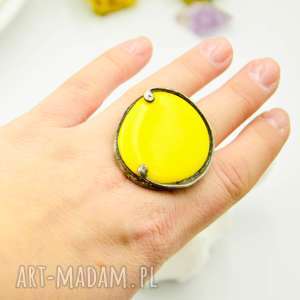 na żółto - duży pierścionek ze szkłem