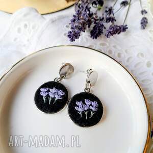 kolczyki z haftem lawendy ciemne lawendowe romantyczki haftowana biżuteria