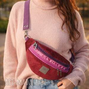 bordowa nerka damska z weluru puebla niej, pomysł na prezent