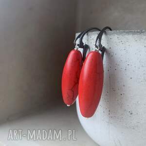 kolczyki czerwone howlity, srebrne bigle, eleganckie kształcie oliwek