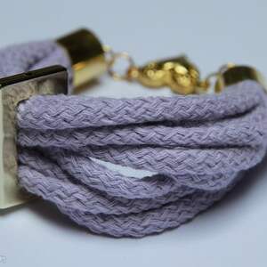 ręczne wykonanie fioletowo - złota bransoletka ze sznurków