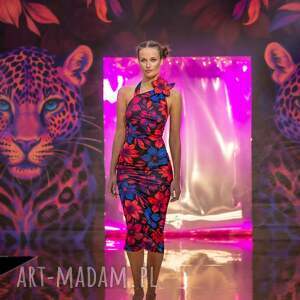 Dopasowana sukienka z Iris, efektowna, z kwiatem