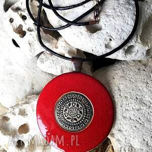 długi naszyjnik z wisiorem artystycznym czerwona biżuteria handmade ceramika