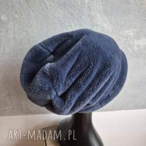 czapka futrzana niebieska ociepła na podszewce, prezentuje się niezwykle