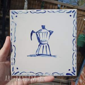 Kafelek ręcznie malowany Kawiarka - majolika w stylu Delft, płytka ceramiczna pod kawę