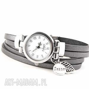 zegarek - bransoletka ze skórzanym srebrzystym paskiem i zawieszkami zegaek damski