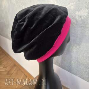 czapka czarno - różowa uniwersalna na podszewce dobra na codzienne noszenie