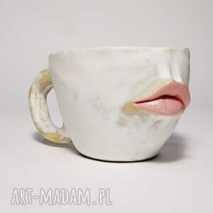 kubek z ręcznie rzeźbionymi ustami, ceramika artystyczna, rzeźba użytkowa