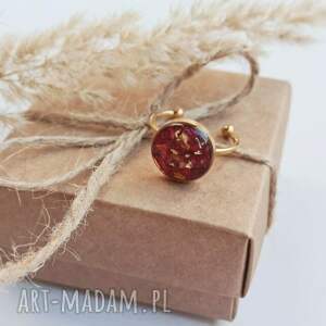 pierścionek z żywicy suszonymi kwiatami płatki róży, biżuteria boho, róże