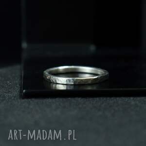 minimalistyczny młotkowany pierścionek