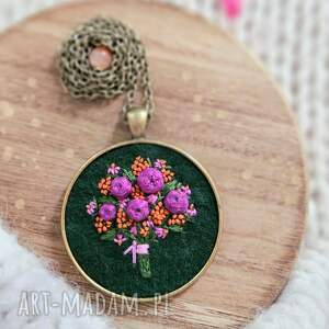 Naszyjnik bukiet ciemnoróżowych róż z pomarańczowymi akcentami i agatem, haft haftowane, kwiaty, kwiatów róże