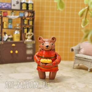 niedźwiedź w sweterku, bajkowa figurka, miniaturowa zwierzęcy