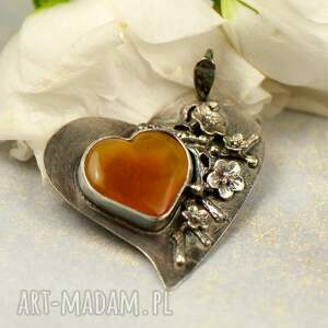 srebrny wisiorek z bursztynowym sercem a683, biżuteria bursztynem, zdobiony