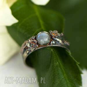 obrączka z kamieniem księżycowym w kwiatach a997, pierścionek kwiatami srebrny