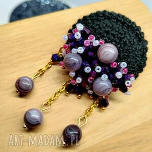 Broszka szydełkowa czarna z fioletowymi koralikami