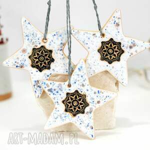 ceramiczne gwiazdki choinkowe - śnieg, ozdoby świąteczne