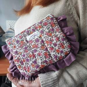 kwiatowa z falbanką, pikowana kosmetyczka, saszetka