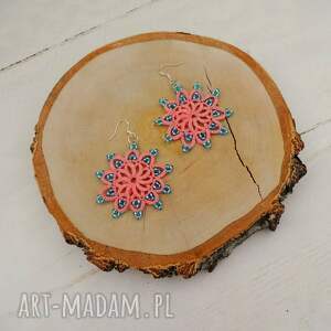 Różowe, frywolitkowe z niebieskimi koralikami, kolczyki