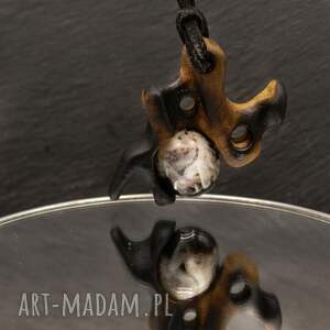 wisiorek z duszą ziemi - drewno orzecha onyks prezent dla niej, kobiety