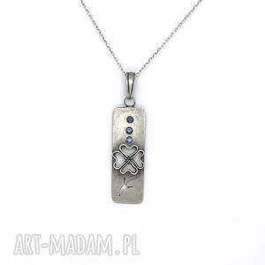 srebrny naszyjnik z cyrkoniami i koniczynką, biżuteria koniczyną