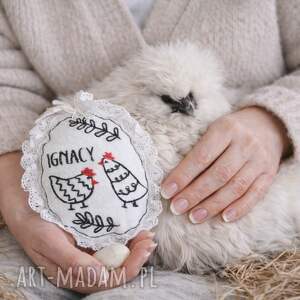 personalizowane lniane jajko wielkanocne z kurkami haftowana zawieszka