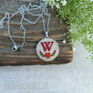 wisiorek z wyhaftowaną literą w monogram haftowany monogram, inicjały