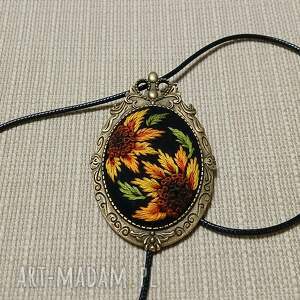 Ręcznie haftowany broszko wisior JESIENNE SŁONECZNIKI, haft płaski