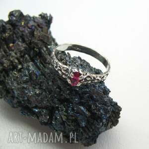 Pierścionek z Rubinem ze Srebra 925 Skóra Krokodyla