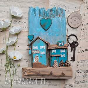 pracownia na deskach rustykalny wieszak z turkusowymi domkami 1