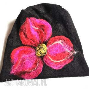 ręcznie robione czapki czapka czarna wełniana filcowana zimowa handmade w kwiaty