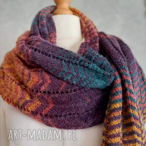 Prezent Piękny, oryginalny szal ręcznie robiony na drutach