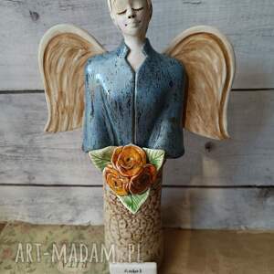 Anioł ceramiczny w żakiecie z różami - dekoracja handmade