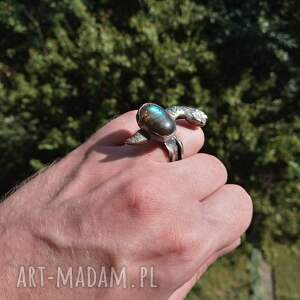 argentum vita srebrny pierścień z labradorytem - motyw gada brutalistyczny