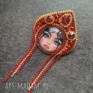 Broszka, haft koralikowy, laleczka