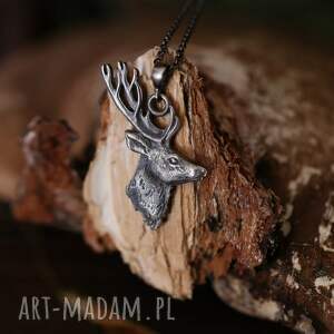 srebrny wisior z jeleniem szlachetnym na łańcuszku, biżuteria