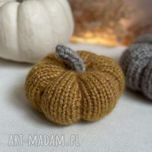 ręcznie robiona wełniana dynia, średnia, kolor curry - 1 szt drutach