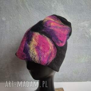 czapka wełniana filcowana zimowa czarna handmade w kwiaty na podszewce - rozmiar