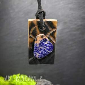 drewniany wisiorek - brzoza i sodalit ręcznie rzeżbiony naszyjnik z drewna