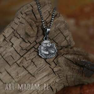 Mini wisiorek wydra z muszelką ze srebra 925, biżuteria ze zwierzętami