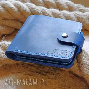 handmade personalizowany niebieski skórzany portfel męski z zapięciem z grawerem imienia