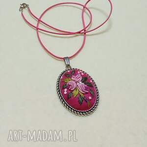 Ręcznie haftowany wisior ELIZA, haft brazylijski, na filcu, stylowo