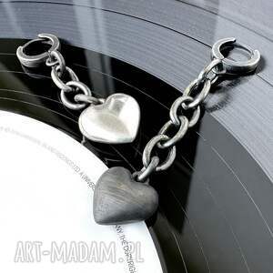 Wiszące, asymetryczne serduszka Rockstar, kolczyki serca